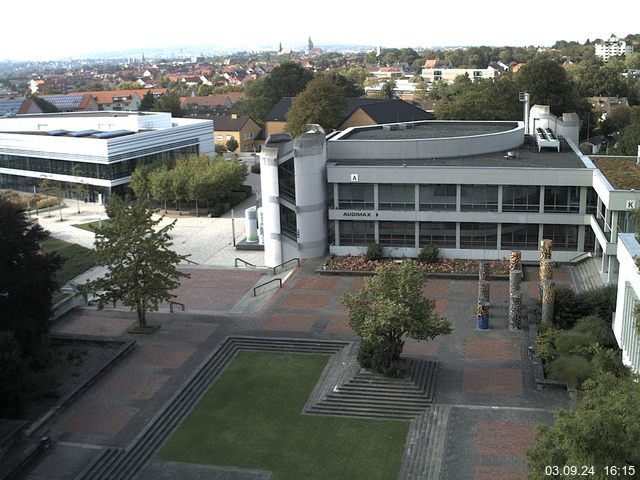 Foto der Webcam: Verwaltungsgebäude, Innenhof mit Audimax, Hörsaal-Gebäude 1