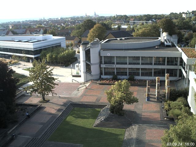 Foto der Webcam: Verwaltungsgebäude, Innenhof mit Audimax, Hörsaal-Gebäude 1