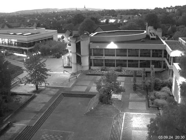 Foto der Webcam: Verwaltungsgebäude, Innenhof mit Audimax, Hörsaal-Gebäude 1