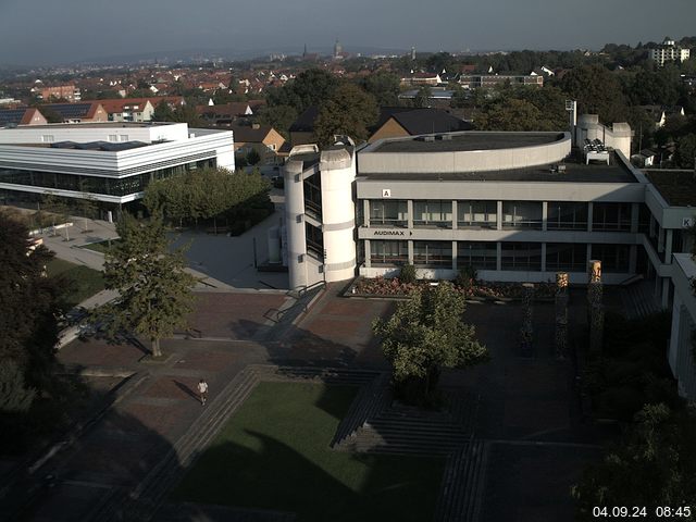 Foto der Webcam: Verwaltungsgebäude, Innenhof mit Audimax, Hörsaal-Gebäude 1