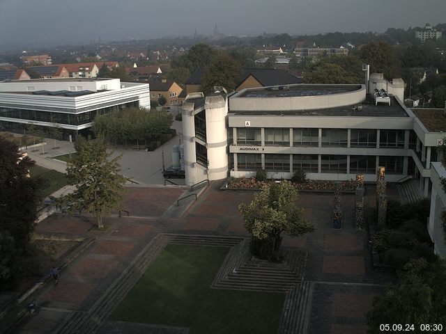 Foto der Webcam: Verwaltungsgebäude, Innenhof mit Audimax, Hörsaal-Gebäude 1