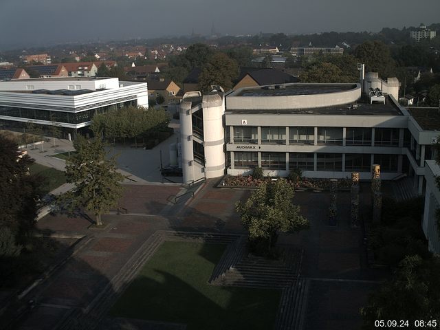 Foto der Webcam: Verwaltungsgebäude, Innenhof mit Audimax, Hörsaal-Gebäude 1