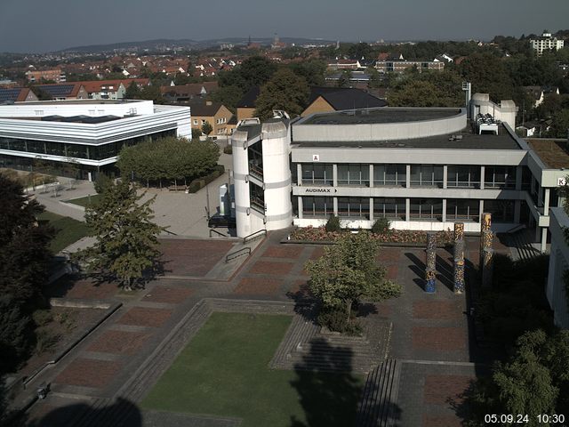 Foto der Webcam: Verwaltungsgebäude, Innenhof mit Audimax, Hörsaal-Gebäude 1