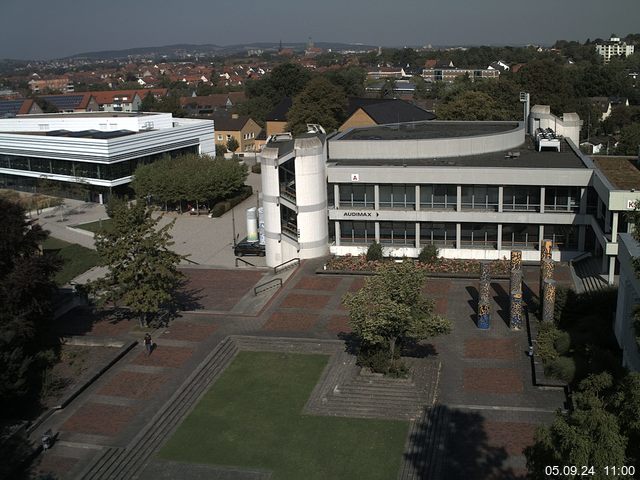 Foto der Webcam: Verwaltungsgebäude, Innenhof mit Audimax, Hörsaal-Gebäude 1