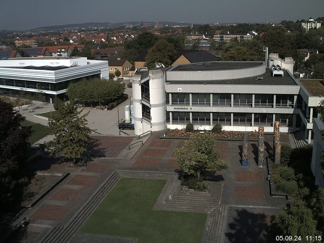 Foto der Webcam: Verwaltungsgebäude, Innenhof mit Audimax, Hörsaal-Gebäude 1