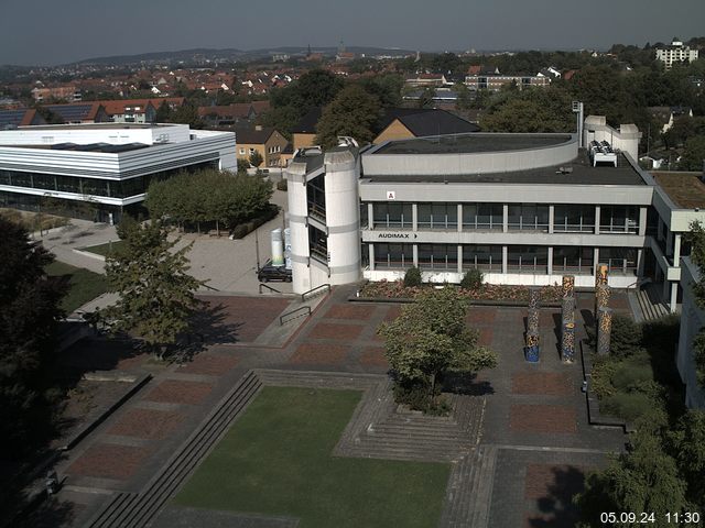 Foto der Webcam: Verwaltungsgebäude, Innenhof mit Audimax, Hörsaal-Gebäude 1