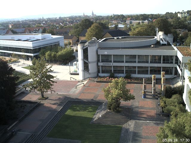 Foto der Webcam: Verwaltungsgebäude, Innenhof mit Audimax, Hörsaal-Gebäude 1