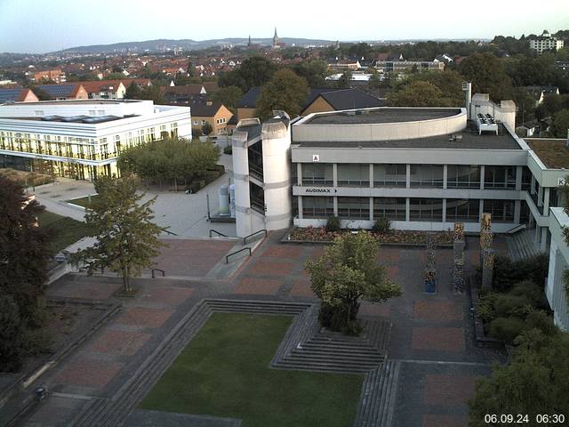 Foto der Webcam: Verwaltungsgebäude, Innenhof mit Audimax, Hörsaal-Gebäude 1