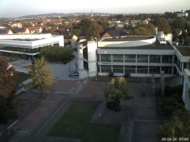 Foto der Webcam: Verwaltungsgebäude, Innenhof mit Audimax, Hörsaal-Gebäude 1