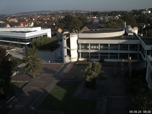 Foto der Webcam: Verwaltungsgebäude, Innenhof mit Audimax, Hörsaal-Gebäude 1