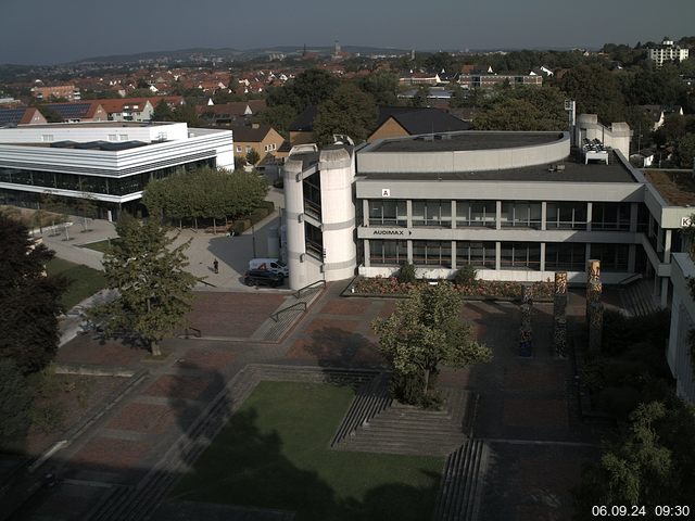 Foto der Webcam: Verwaltungsgebäude, Innenhof mit Audimax, Hörsaal-Gebäude 1