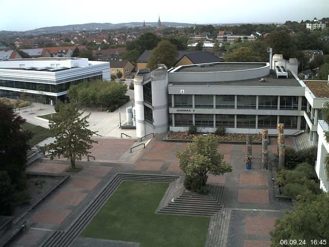 Foto der Webcam: Verwaltungsgebäude, Innenhof mit Audimax, Hörsaal-Gebäude 1