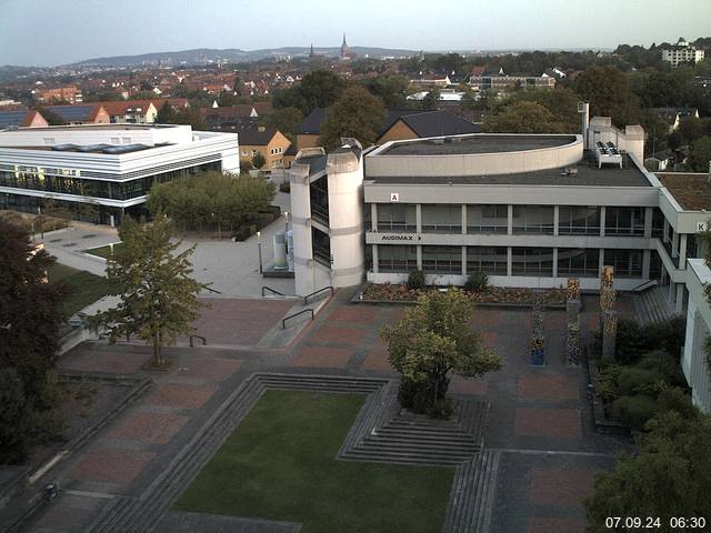 Foto der Webcam: Verwaltungsgebäude, Innenhof mit Audimax, Hörsaal-Gebäude 1