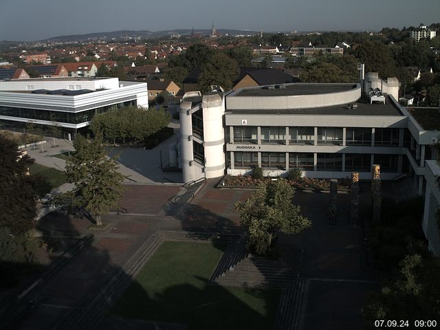 Foto der Webcam: Verwaltungsgebäude, Innenhof mit Audimax, Hörsaal-Gebäude 1