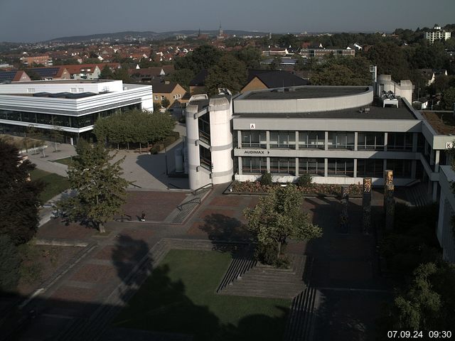 Foto der Webcam: Verwaltungsgebäude, Innenhof mit Audimax, Hörsaal-Gebäude 1