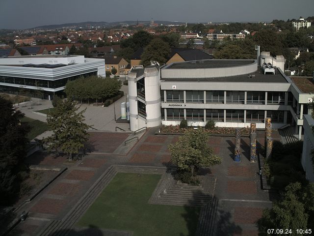 Foto der Webcam: Verwaltungsgebäude, Innenhof mit Audimax, Hörsaal-Gebäude 1