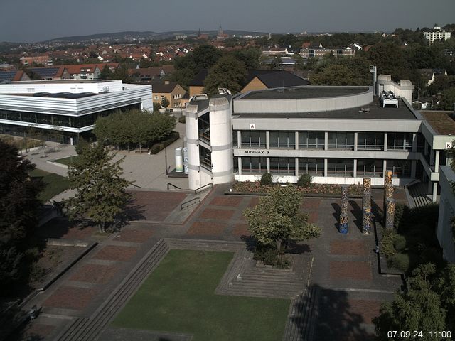 Foto der Webcam: Verwaltungsgebäude, Innenhof mit Audimax, Hörsaal-Gebäude 1