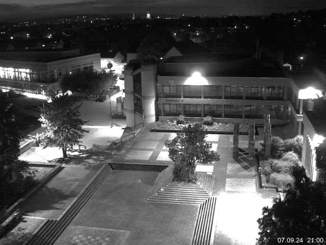 Foto der Webcam: Verwaltungsgebäude, Innenhof mit Audimax, Hörsaal-Gebäude 1