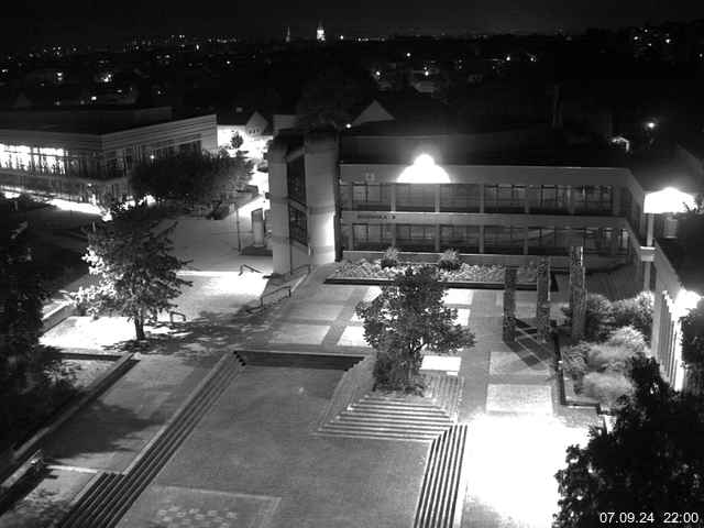 Foto der Webcam: Verwaltungsgebäude, Innenhof mit Audimax, Hörsaal-Gebäude 1