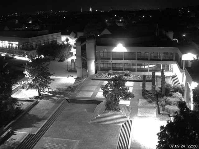 Foto der Webcam: Verwaltungsgebäude, Innenhof mit Audimax, Hörsaal-Gebäude 1