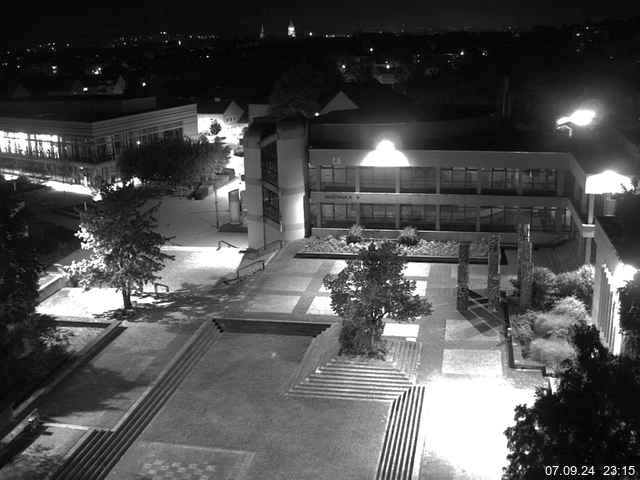 Foto der Webcam: Verwaltungsgebäude, Innenhof mit Audimax, Hörsaal-Gebäude 1