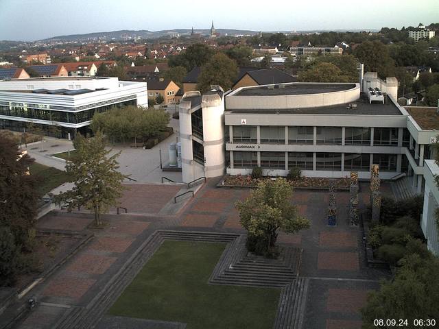 Foto der Webcam: Verwaltungsgebäude, Innenhof mit Audimax, Hörsaal-Gebäude 1