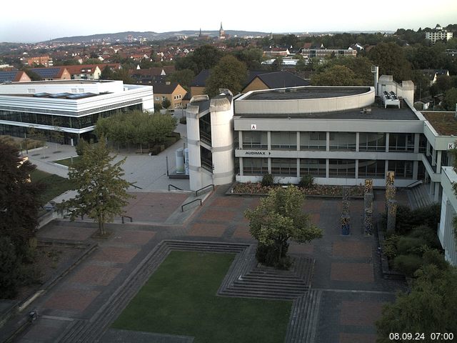 Foto der Webcam: Verwaltungsgebäude, Innenhof mit Audimax, Hörsaal-Gebäude 1