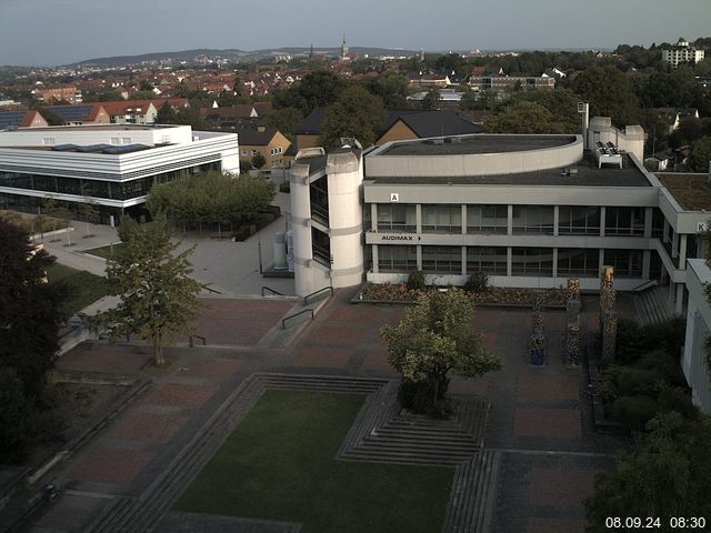 Foto der Webcam: Verwaltungsgebäude, Innenhof mit Audimax, Hörsaal-Gebäude 1