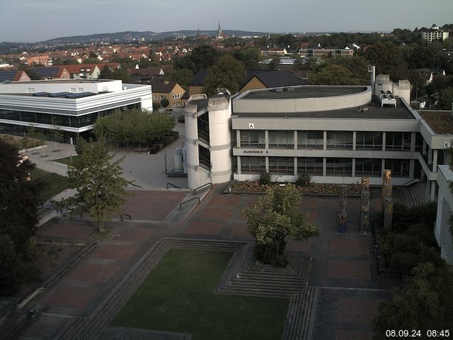 Foto der Webcam: Verwaltungsgebäude, Innenhof mit Audimax, Hörsaal-Gebäude 1