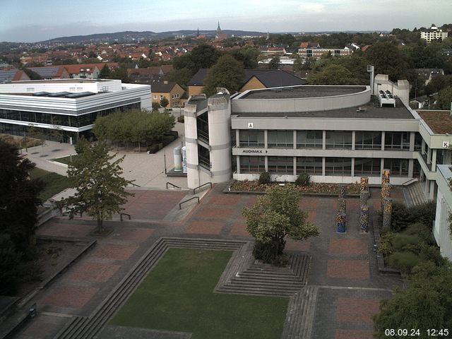 Foto der Webcam: Verwaltungsgebäude, Innenhof mit Audimax, Hörsaal-Gebäude 1