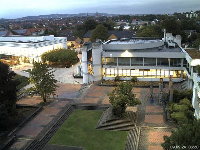 Foto der Webcam: Verwaltungsgebäude, Innenhof mit Audimax, Hörsaal-Gebäude 1