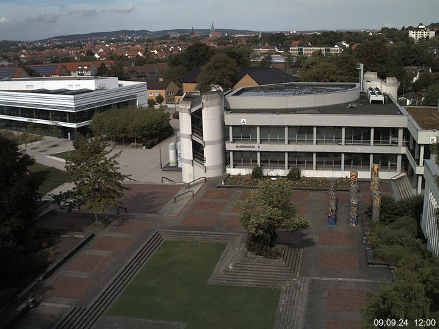 Foto der Webcam: Verwaltungsgebäude, Innenhof mit Audimax, Hörsaal-Gebäude 1