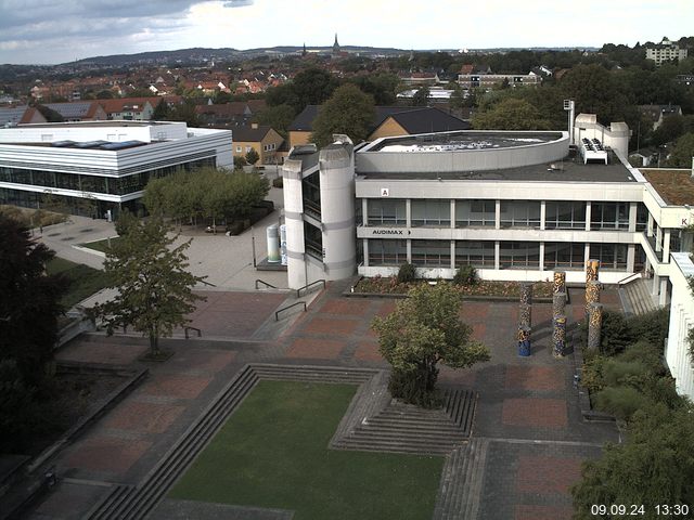 Foto der Webcam: Verwaltungsgebäude, Innenhof mit Audimax, Hörsaal-Gebäude 1