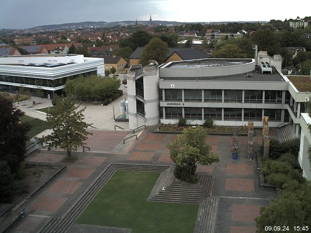 Foto der Webcam: Verwaltungsgebäude, Innenhof mit Audimax, Hörsaal-Gebäude 1