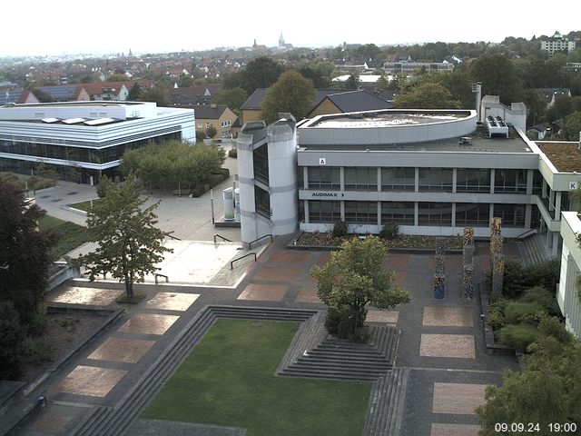 Foto der Webcam: Verwaltungsgebäude, Innenhof mit Audimax, Hörsaal-Gebäude 1