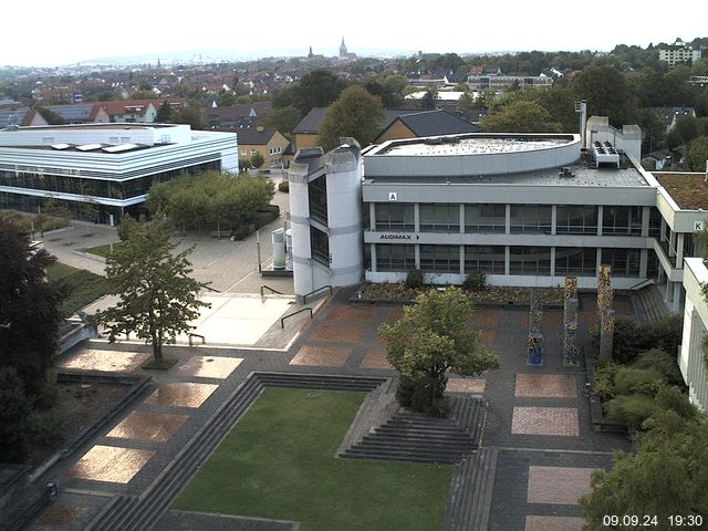 Foto der Webcam: Verwaltungsgebäude, Innenhof mit Audimax, Hörsaal-Gebäude 1