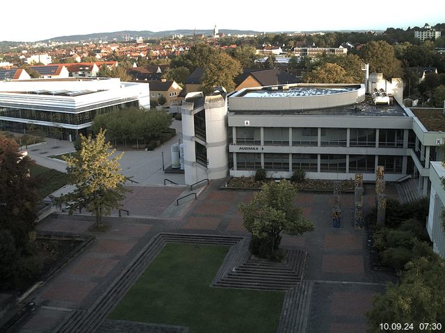 Foto der Webcam: Verwaltungsgebäude, Innenhof mit Audimax, Hörsaal-Gebäude 1