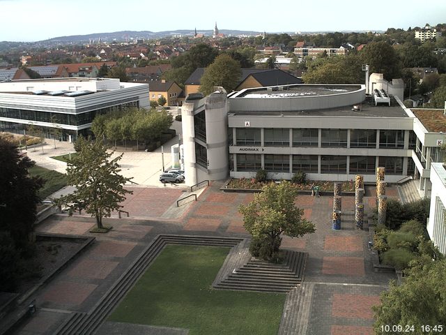 Foto der Webcam: Verwaltungsgebäude, Innenhof mit Audimax, Hörsaal-Gebäude 1