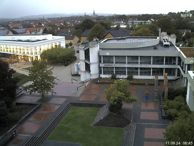 Foto der Webcam: Verwaltungsgebäude, Innenhof mit Audimax, Hörsaal-Gebäude 1