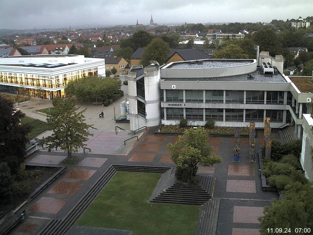 Foto der Webcam: Verwaltungsgebäude, Innenhof mit Audimax, Hörsaal-Gebäude 1