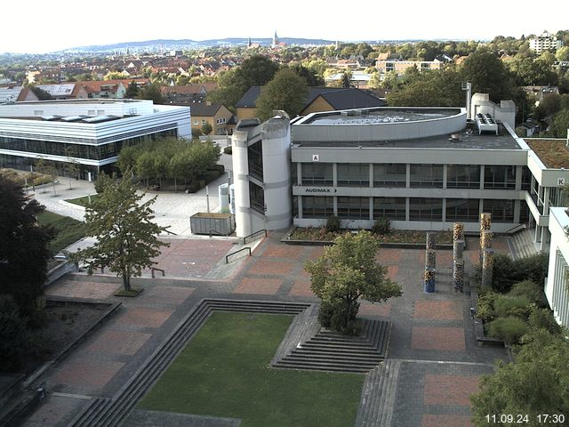 Foto der Webcam: Verwaltungsgebäude, Innenhof mit Audimax, Hörsaal-Gebäude 1