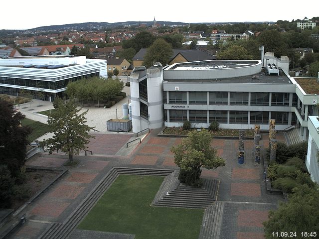 Foto der Webcam: Verwaltungsgebäude, Innenhof mit Audimax, Hörsaal-Gebäude 1