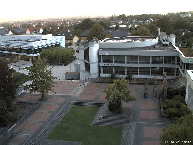 Foto der Webcam: Verwaltungsgebäude, Innenhof mit Audimax, Hörsaal-Gebäude 1