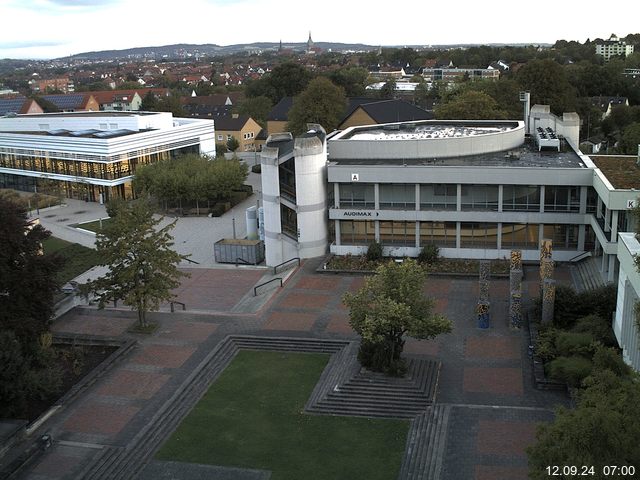 Foto der Webcam: Verwaltungsgebäude, Innenhof mit Audimax, Hörsaal-Gebäude 1