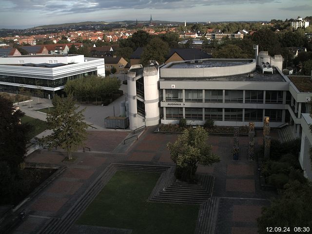 Foto der Webcam: Verwaltungsgebäude, Innenhof mit Audimax, Hörsaal-Gebäude 1