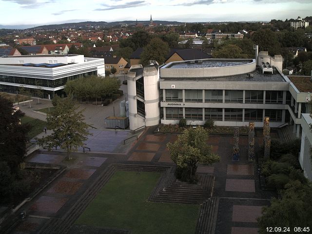 Foto der Webcam: Verwaltungsgebäude, Innenhof mit Audimax, Hörsaal-Gebäude 1