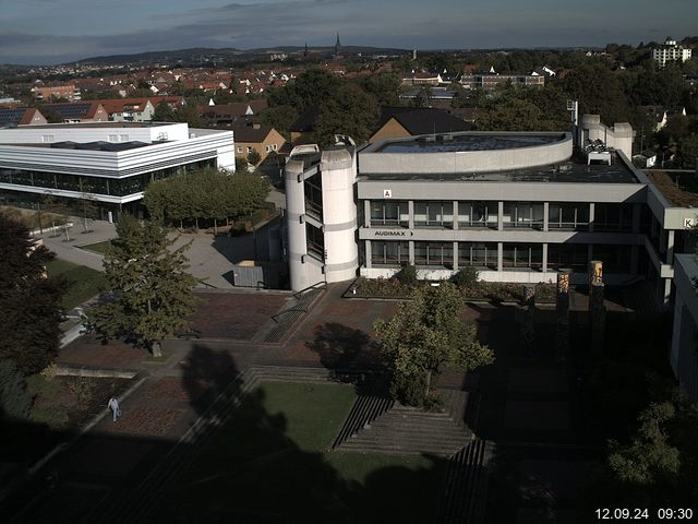 Foto der Webcam: Verwaltungsgebäude, Innenhof mit Audimax, Hörsaal-Gebäude 1