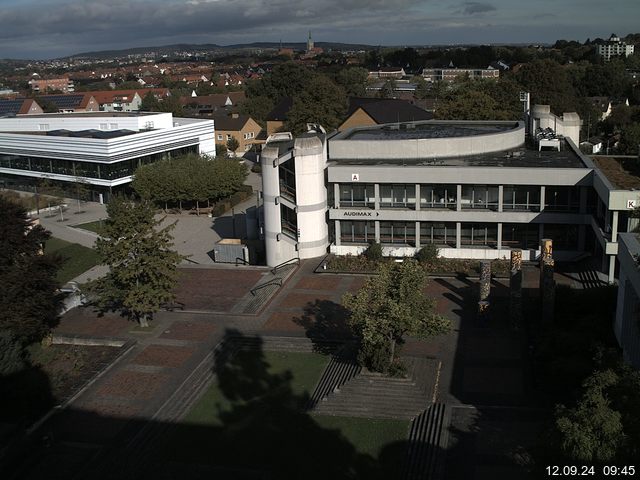 Foto der Webcam: Verwaltungsgebäude, Innenhof mit Audimax, Hörsaal-Gebäude 1