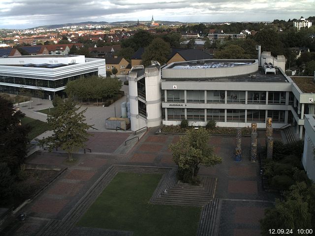 Foto der Webcam: Verwaltungsgebäude, Innenhof mit Audimax, Hörsaal-Gebäude 1