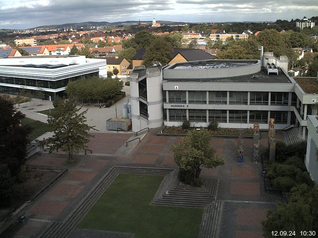 Foto der Webcam: Verwaltungsgebäude, Innenhof mit Audimax, Hörsaal-Gebäude 1